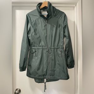 Columbia Lightweight Rain Jacket in Green with zip-in hood. Size S